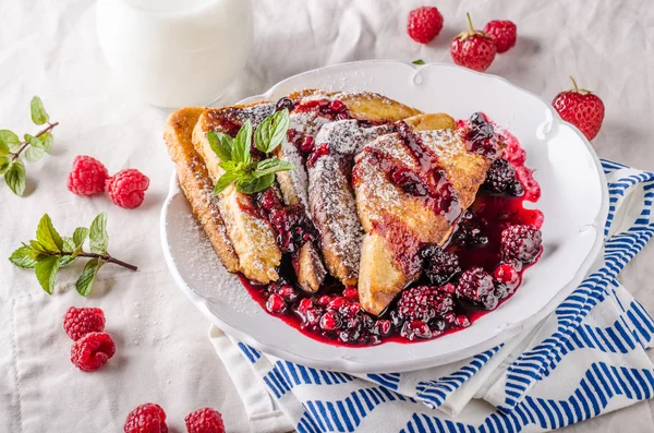 Frans toast met vruchten — Stockfoto