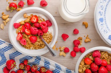 Fındık ile pişmiş granola