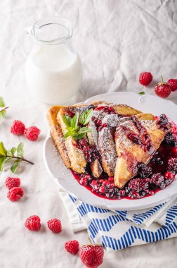 Yumurtalı ekmek meyve ile