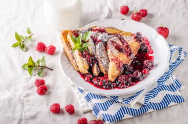 Yumurtalı ekmek meyve ile