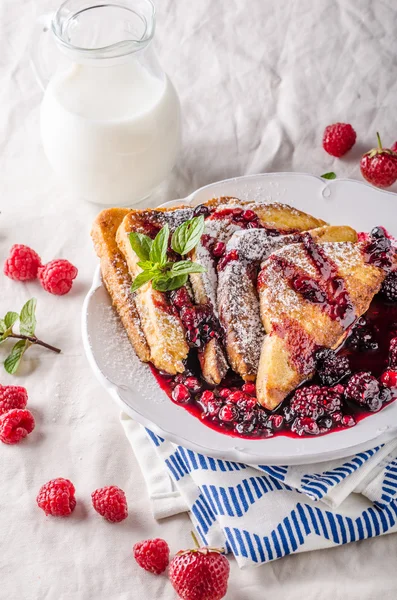 Frans toast met vruchten — Stockfoto