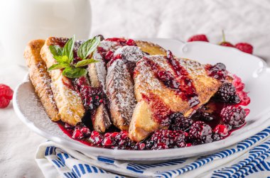 Yumurtalı ekmek meyve ile