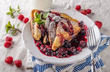 Yumurtalı ekmek meyve ile