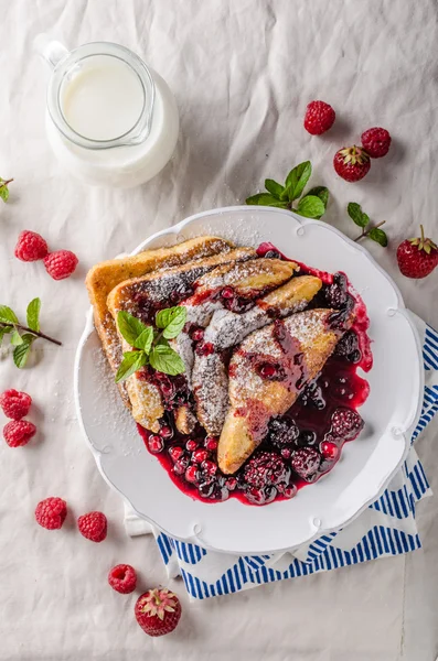 Tostadas francesas con frutas —  Fotos de Stock