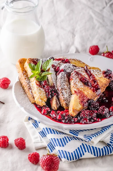 Torrada francesa com frutas — Fotografia de Stock