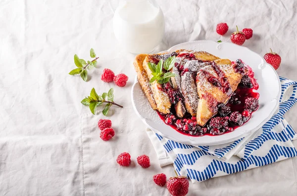 Frans toast met vruchten — Stockfoto