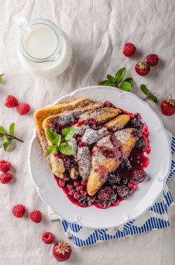 Yumurtalı ekmek meyve ile