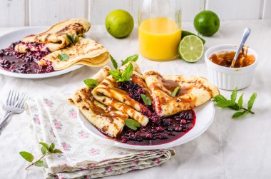 Krep orman meyveleri ve karamel