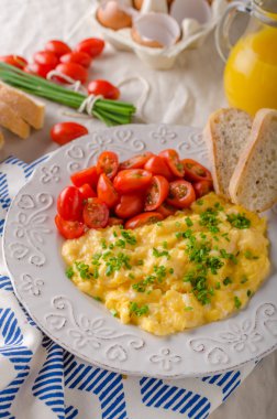 sahanda yumurta otlar ile