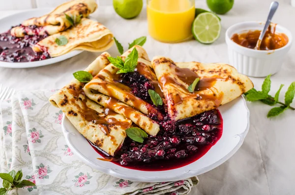 Crepes con bayas del bosque y caramelo —  Fotos de Stock