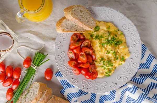 Huevos revueltos con hierbas —  Fotos de Stock