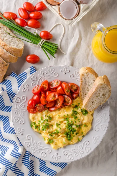 Scrambled eggs with herbs — Stock Photo, Image