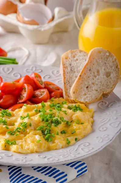 Huevos revueltos con hierbas —  Fotos de Stock