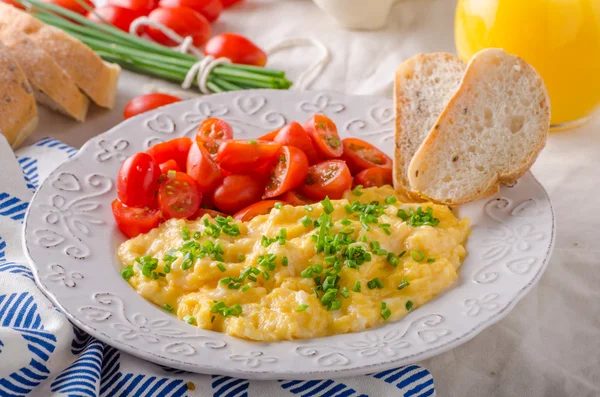 Huevos revueltos con hierbas —  Fotos de Stock