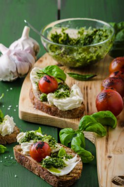 Pesto ile ızgara tost