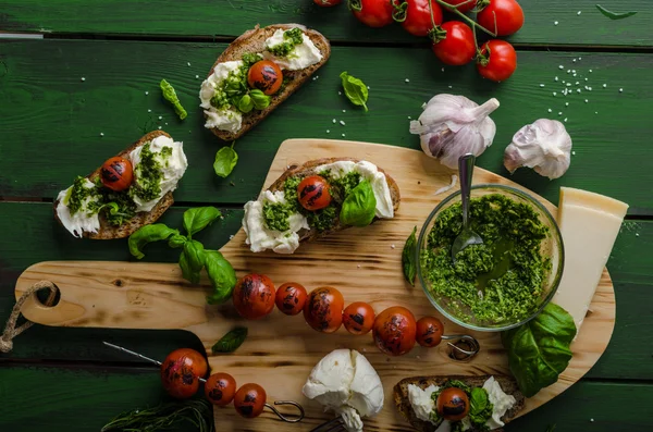 Tostadas a la parrilla con pesto — Foto de Stock