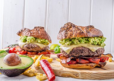 Avokado dip ile sığır eti burger