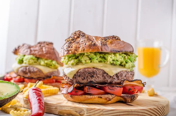 Beef burger with avocado dip — Stock Photo, Image