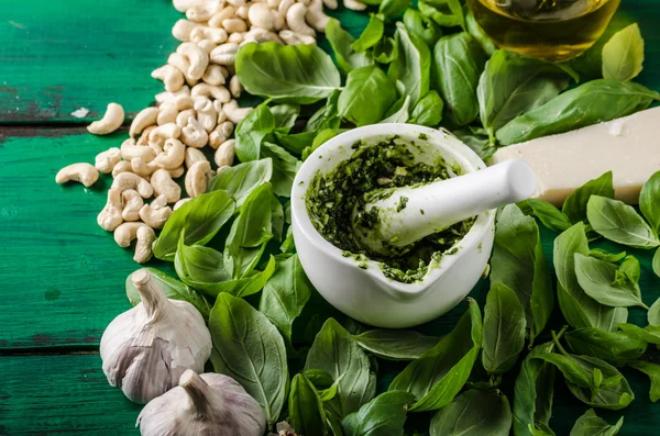 Bazalkové pesto make — Stock fotografie