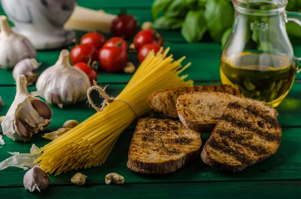 Garlic bread with pesto