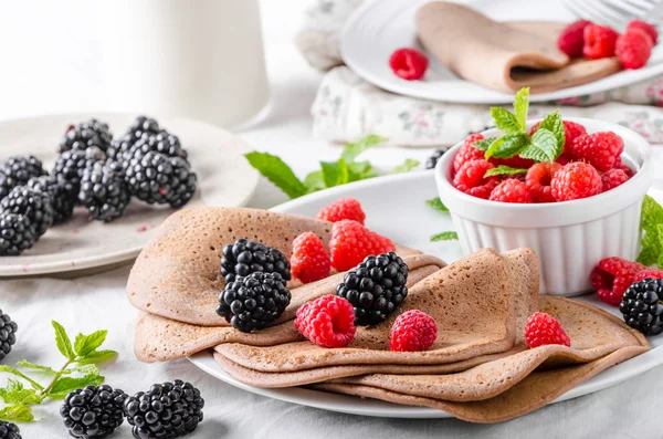 Cocoa pancakes with forest fruit — Stock Photo, Image