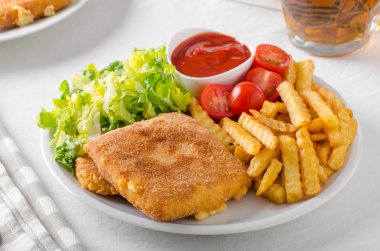 Kızarmış peynir ile kızarmış patates ve salata