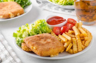 Kızarmış peynir ile kızarmış patates ve salata
