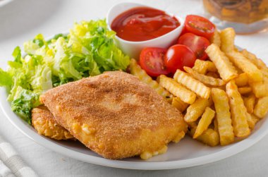 Kızarmış peynir ile kızarmış patates ve salata