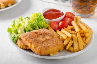 Kızarmış peynir ile kızarmış patates ve salata