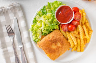 Kızarmış peynir ile kızarmış patates ve salata
