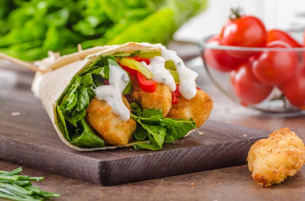 Tortilla com frango empanado — Fotografia de Stock