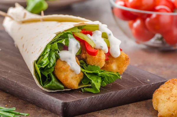 Tortilla com frango empanado — Fotografia de Stock