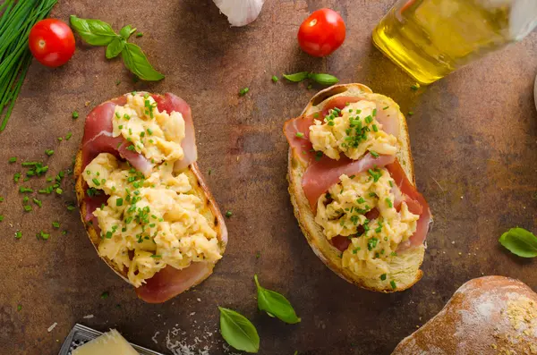 Delicious toasted bread with scrambled eggs — Stock Photo, Image