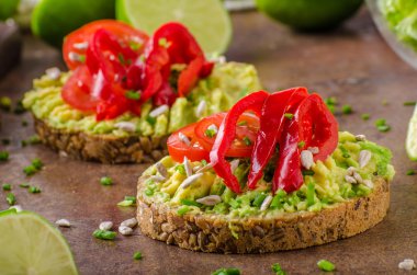 Biyo avokado tereyağı ekmek