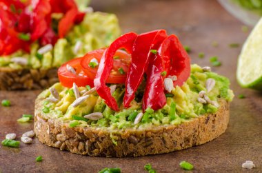 Biyo avokado tereyağı ekmek