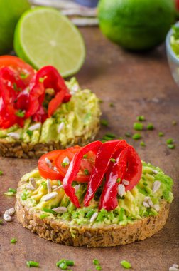 Biyo avokado tereyağı ekmek