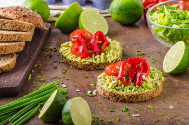 Biyo avokado tereyağı ekmek