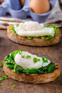 Haşlanmış eggg ve ıspanak ile ekmek