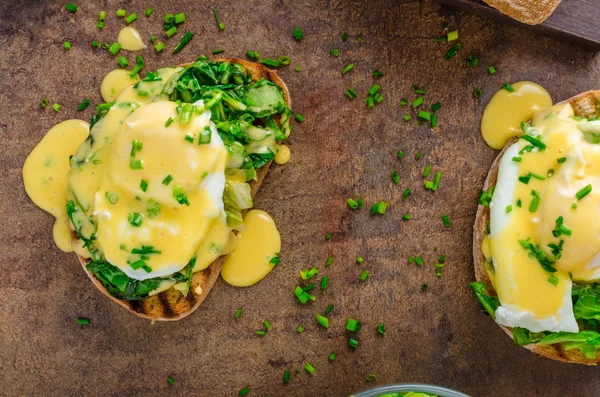 Egg benedict με σπανάκι — Φωτογραφία Αρχείου