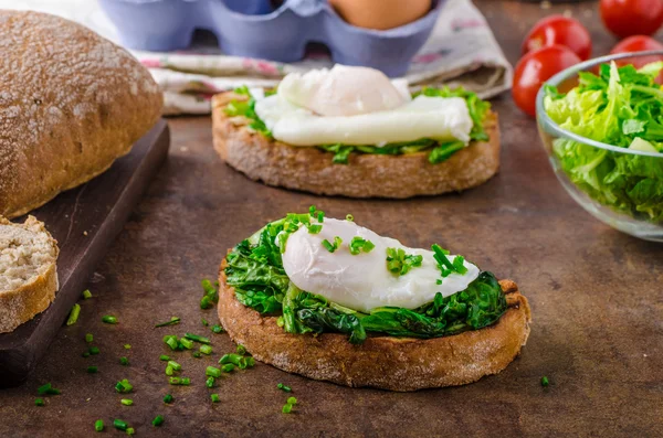 Хлеб с вареным яйцом и шпинатом — стоковое фото