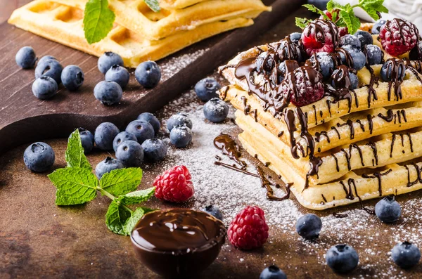 Waffles com bagas caseiras — Fotografia de Stock