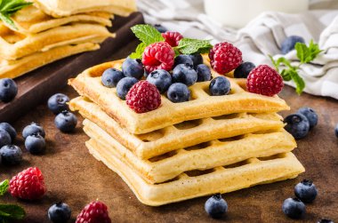 Waffle çilek ev yapımı ile