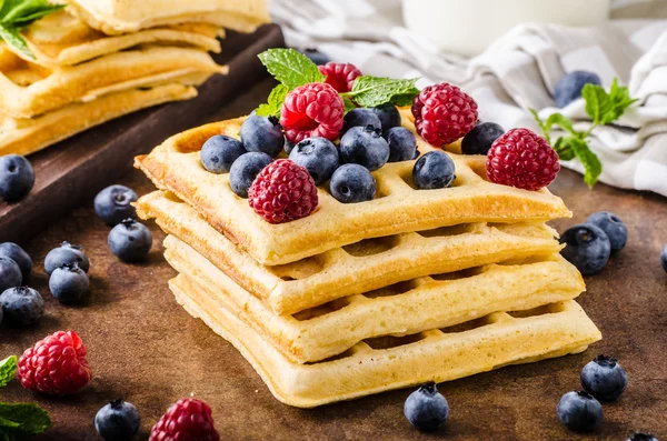 Waffle çilek ev yapımı ile — Stok fotoğraf