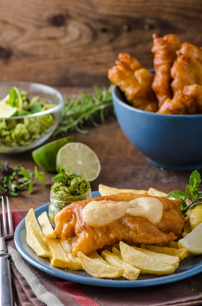 Pescado y patatas fritas — Foto de Stock