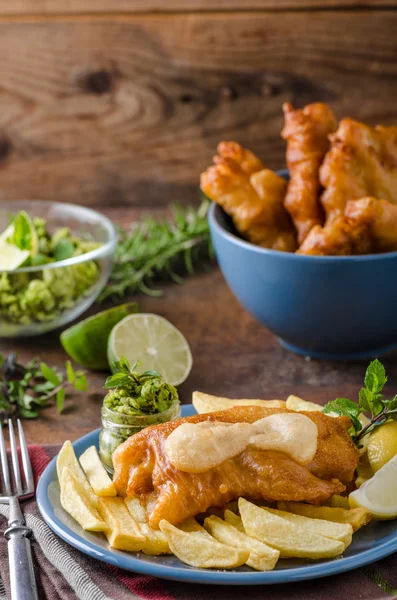 Pescado y patatas fritas — Foto de Stock