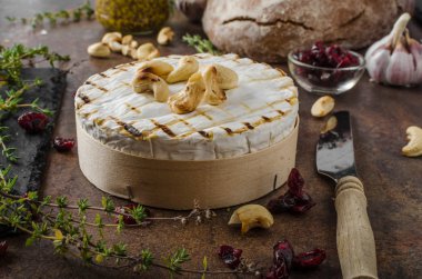 Kızarmış peynirli peynir.