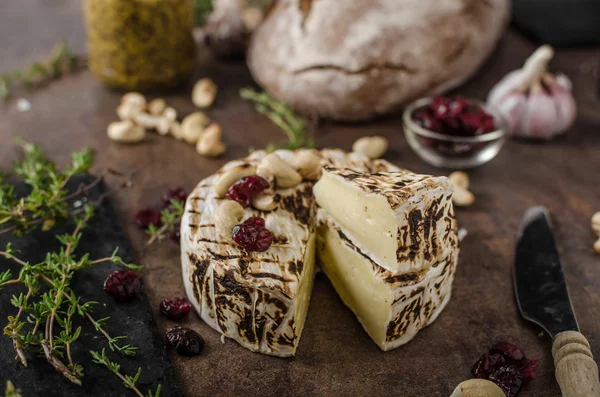 Grilovaný sýr camembert — Stock fotografie