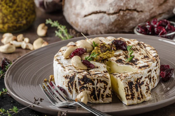 Queijo de camembert grelhado — Fotografia de Stock