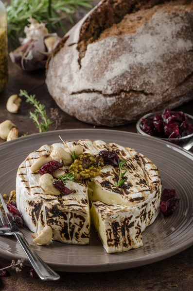 Grilled camembert cheese — Stock Photo, Image