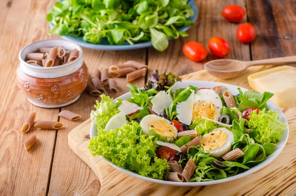 Verse pasta ei salade — Stockfoto